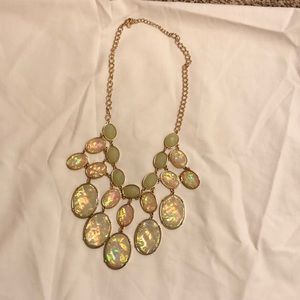 Greenish pearly jewel nacklace